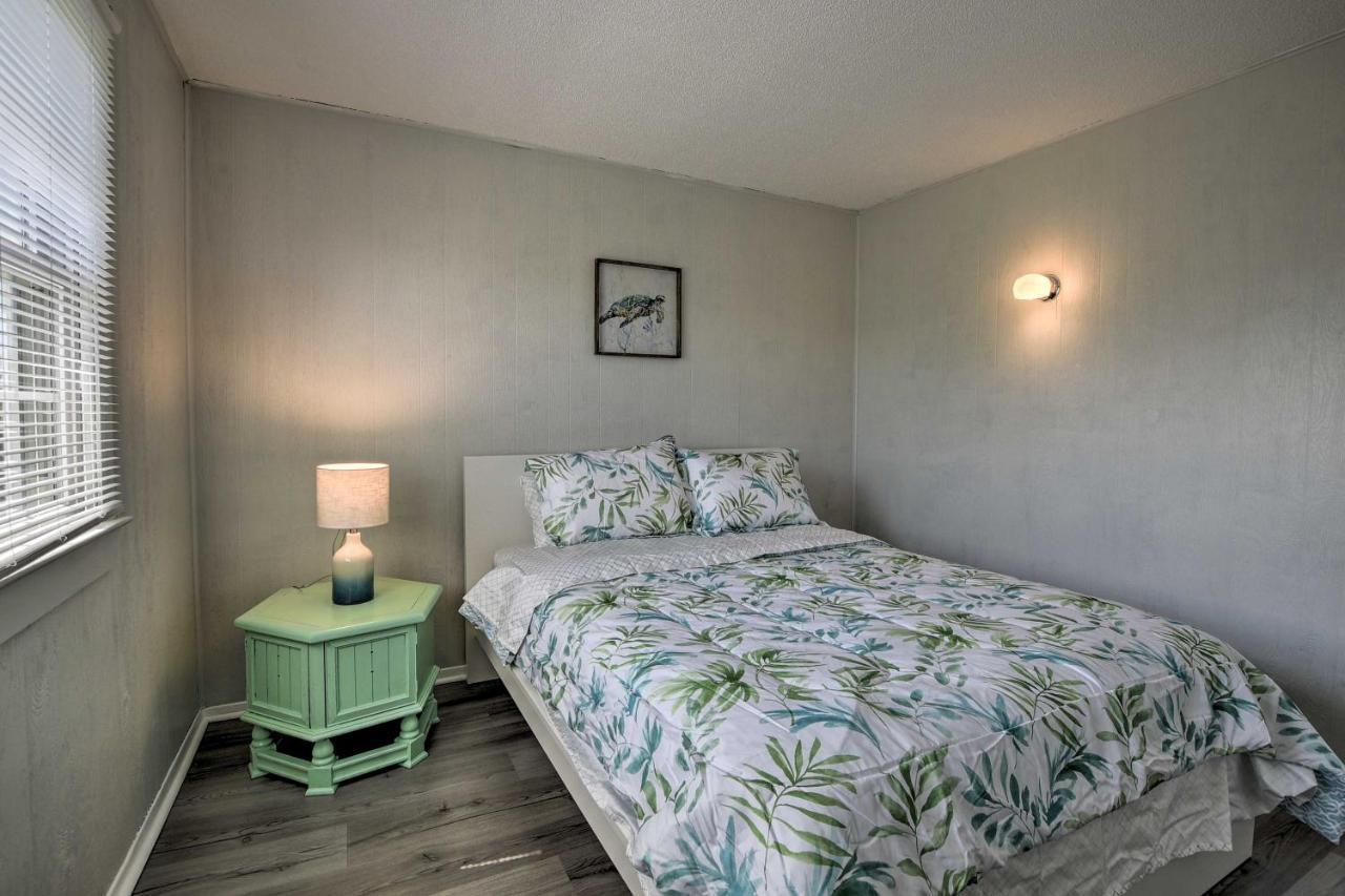 Oak Island Beach Abode With Deck Walk To Shore! Exterior foto