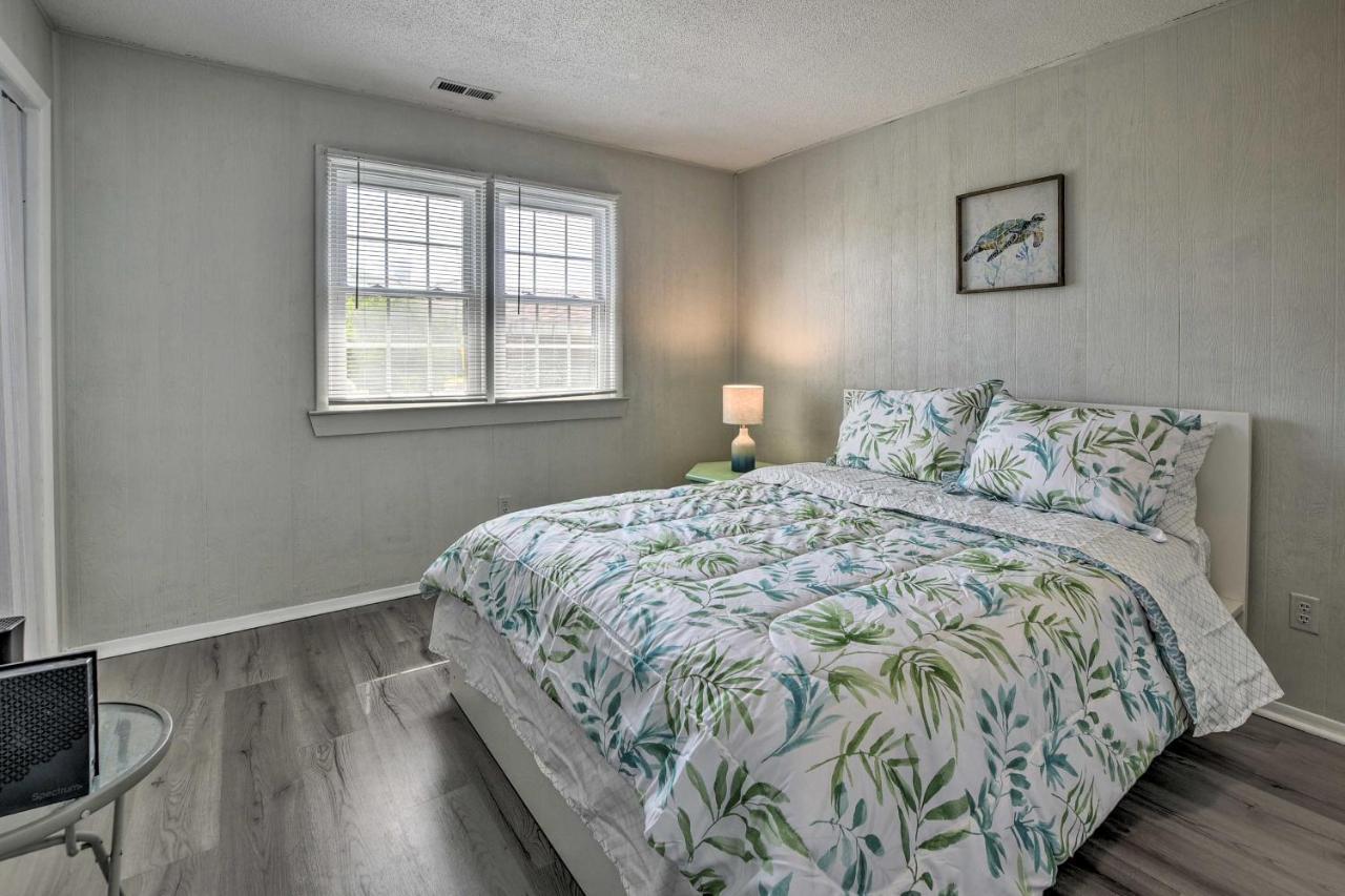 Oak Island Beach Abode With Deck Walk To Shore! Exterior foto