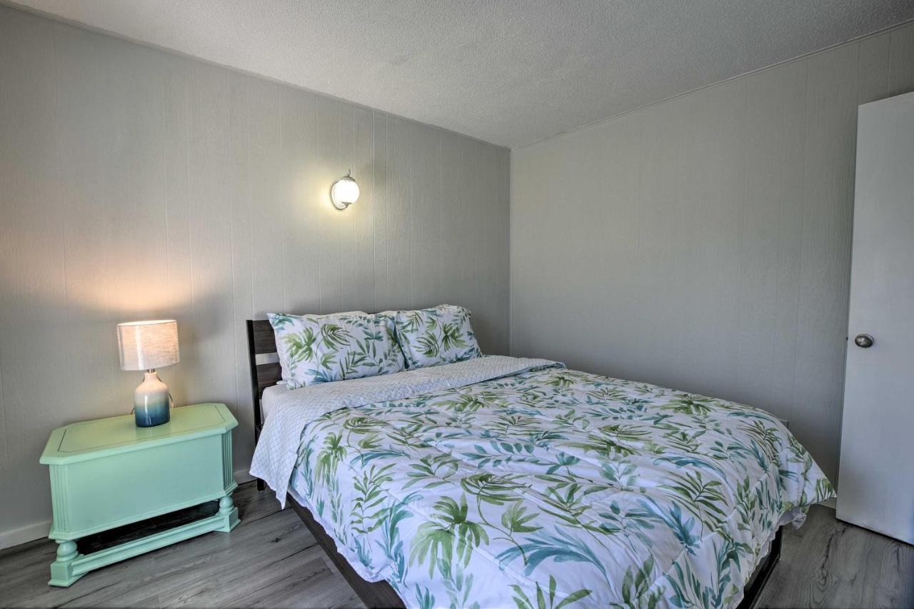 Oak Island Beach Abode With Deck Walk To Shore! Exterior foto