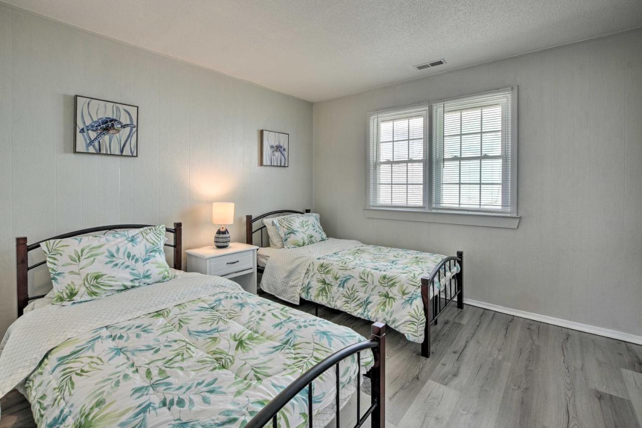 Oak Island Beach Abode With Deck Walk To Shore! Exterior foto