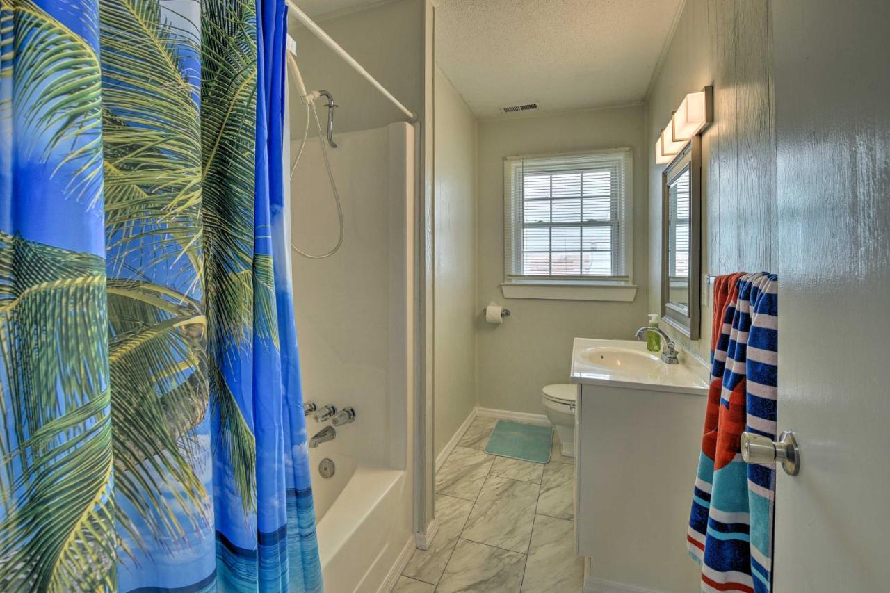 Oak Island Beach Abode With Deck Walk To Shore! Exterior foto